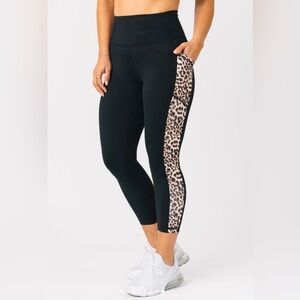 Zyia Active cropped leggings leopard pocket brilliant Hi Rise 8/10